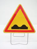 PANNEAU DE SIGNALISATION AK2 1000 CLASSE T1 Cassis, dos d'âne (avec pied solidaire)