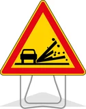 Panneau de signalisation AK22 1000 classe T1 projections de gravillons + PIED - NADIA SIGNALISATION